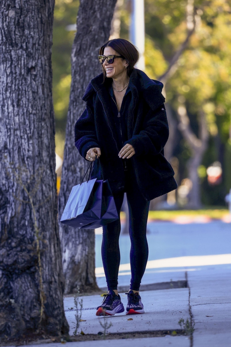 Sandra Bullock începe să-și revină după moartea partenerului ei. Actrița, fotografiată din nou pe străzile din L.A.