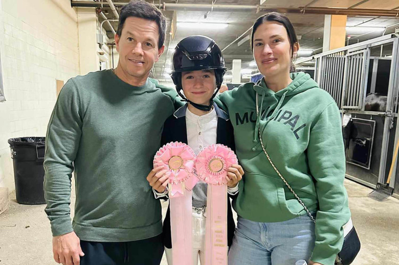 Mark Wahlberg, soția sa Rhea Durham și fiica lor Grace/ Profimedia