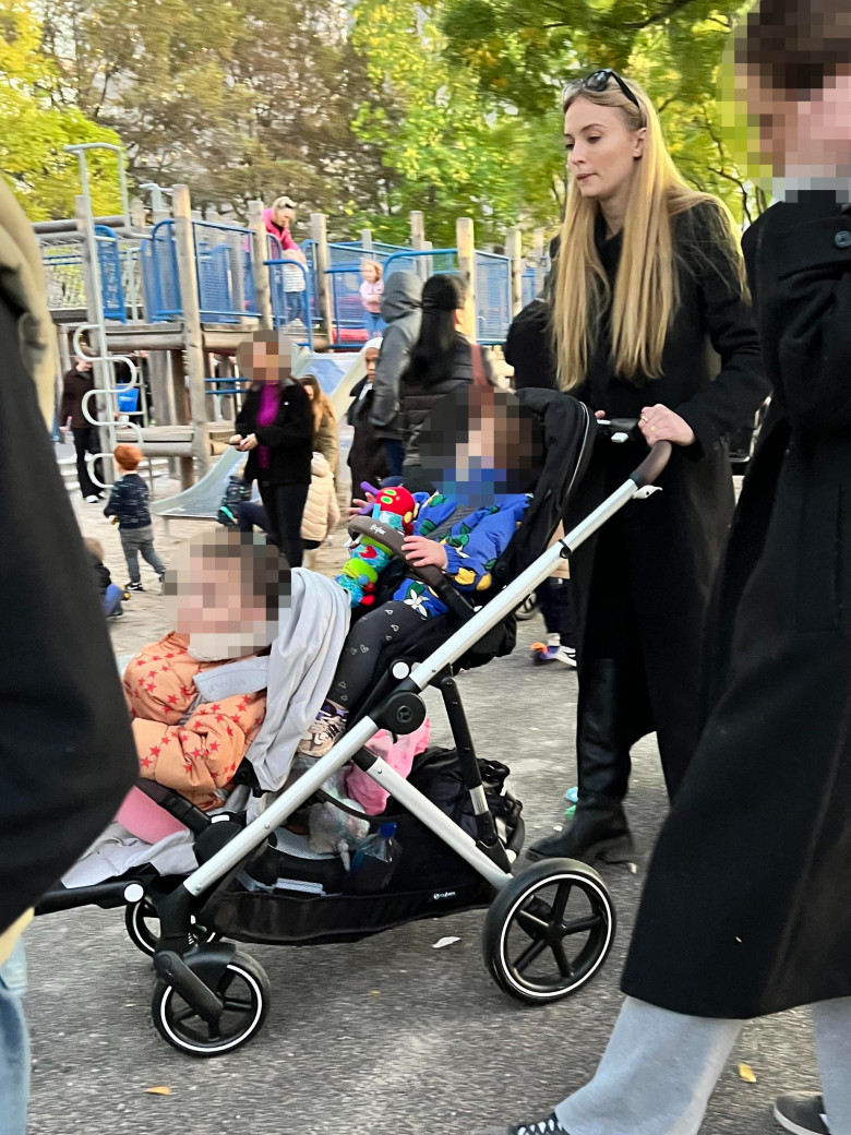 Sophie Turner împreună cu fiicele ei/ Profimedia