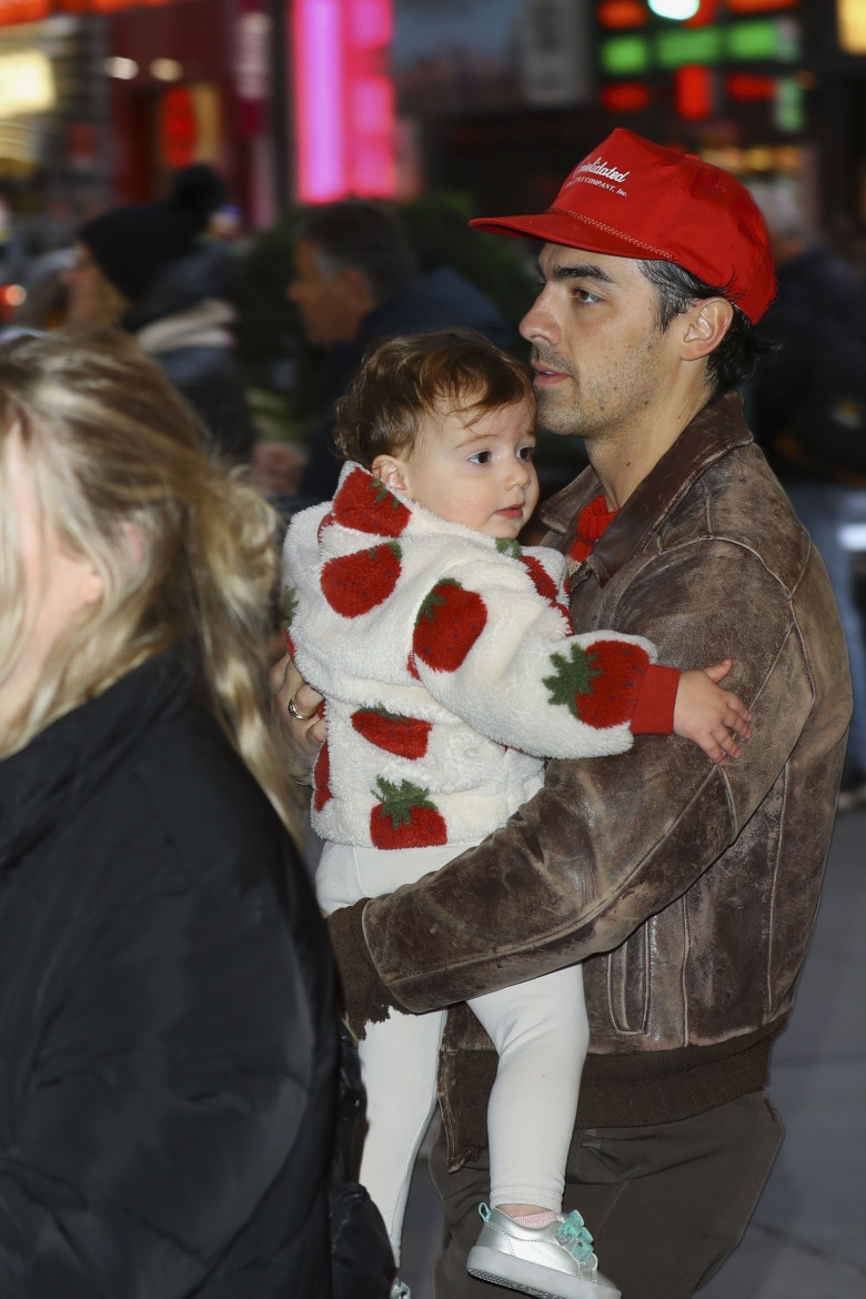 Joe Jonas împreună cu fiicele lui/ Profimedia