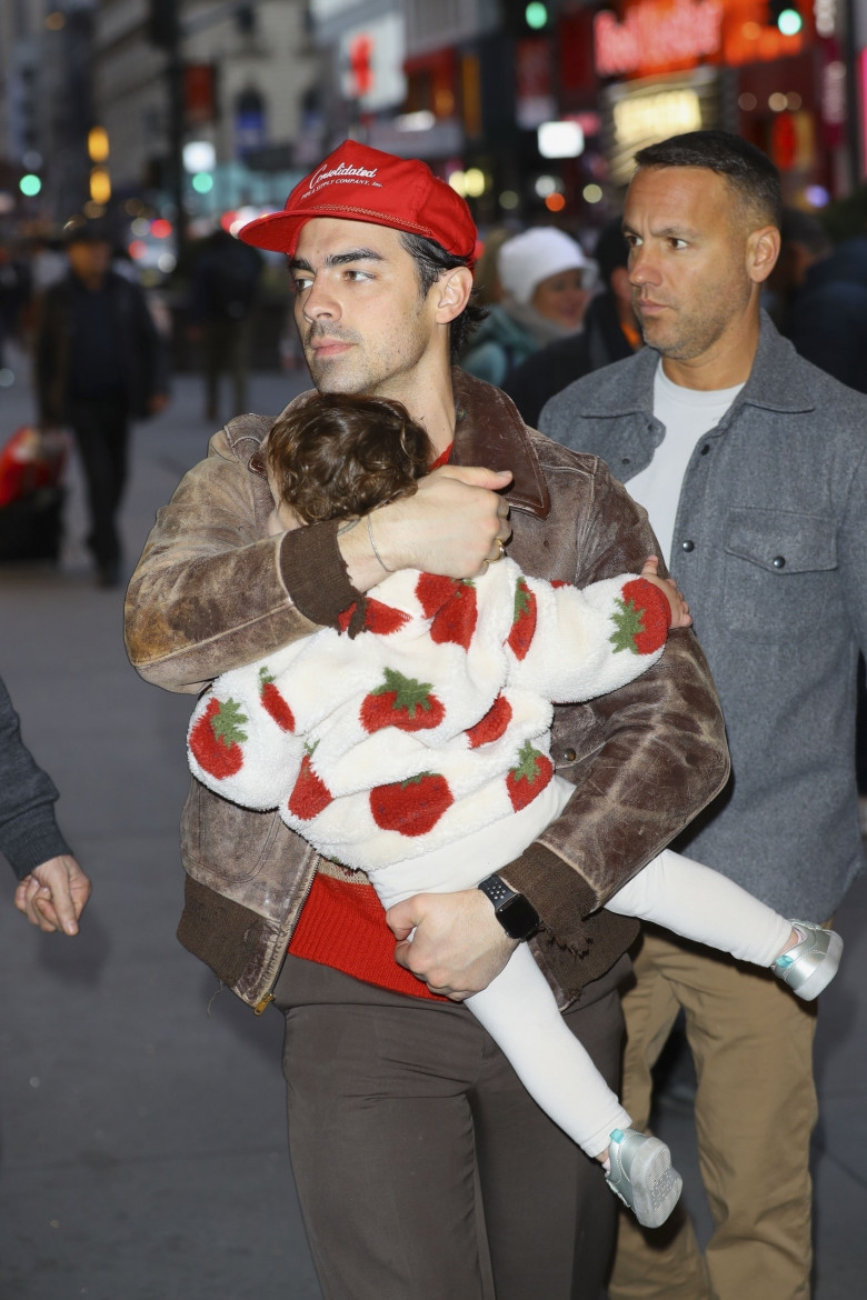 Joe Jonas împreună cu fiicele lui/ Profimedia