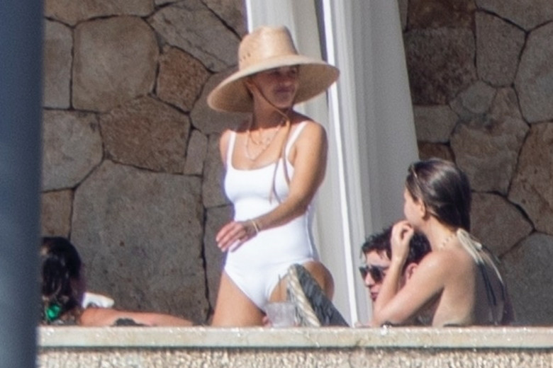 *PREMIUM-EXCLUSIVE* Reese Witherspoon heats up Mexico vacay in a white one-piece as she celebrates first holiday since split from Jim Toth