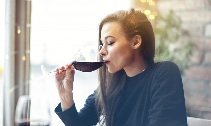 femeie vin alcool