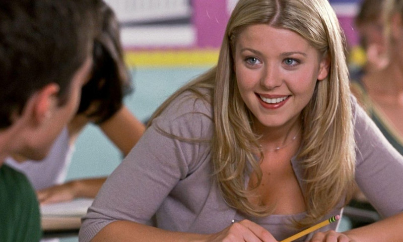 USA. Tara Reid in a scene from the ©Universal Pictures movie: American Pie (1999).Plot: Four teenage boys enter a pact to lose their virginity by prom night. Ref: LMK110-J6631-020720Supplied by LMKMEDIA. Editorial Only.Landmark Media is not the copyri