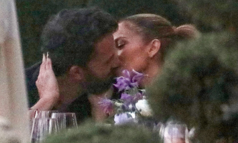 Jennifer Lopez, surprinsă în timp ce săruta cu Ben Affleck
