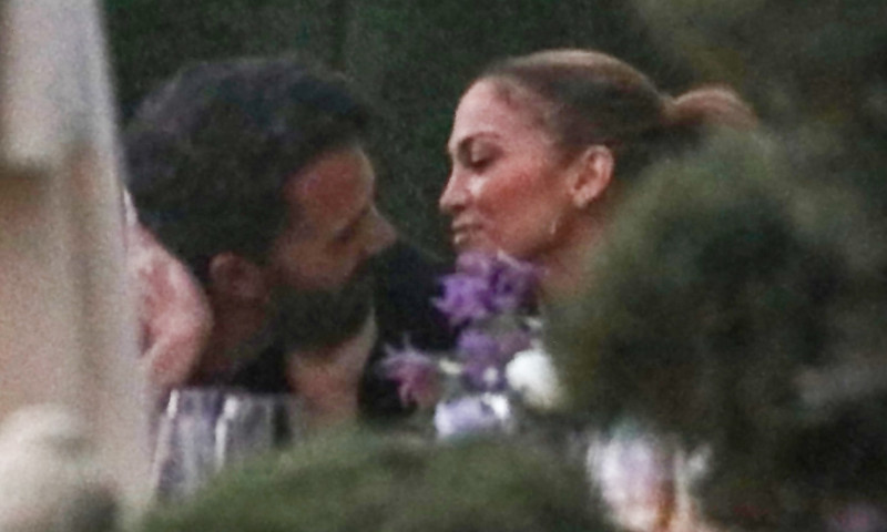 Jennifer Lopez, surprinsă în timp ce săruta cu Ben Affleck