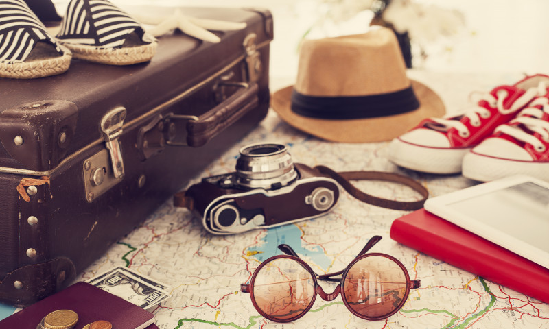 Vară, vacanță, valiză, aparat foto, încălțări, ochelari de soare. Foto: Shutterstock