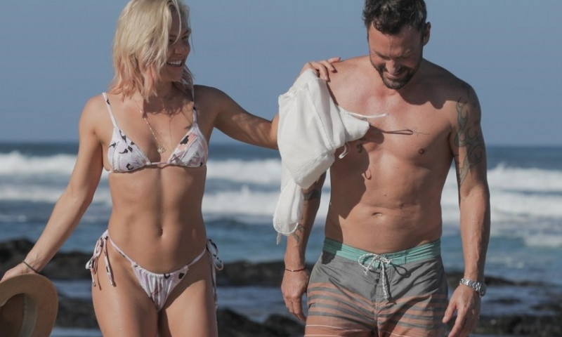 *PREMIUM-EXCLUSIVE* Brian Austin Green puts on a very steamy display with DWTS star Sharna Burgess during a romantic beach getaway. *WEB EMBARGO UNTIL 7:30 PM PST on January 5, 2021*