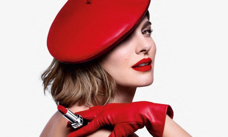 Natalie Portman, le visage de la marque pose pour la nouvelle campagne de rouge ŕ lčvres de Dior Beauty.