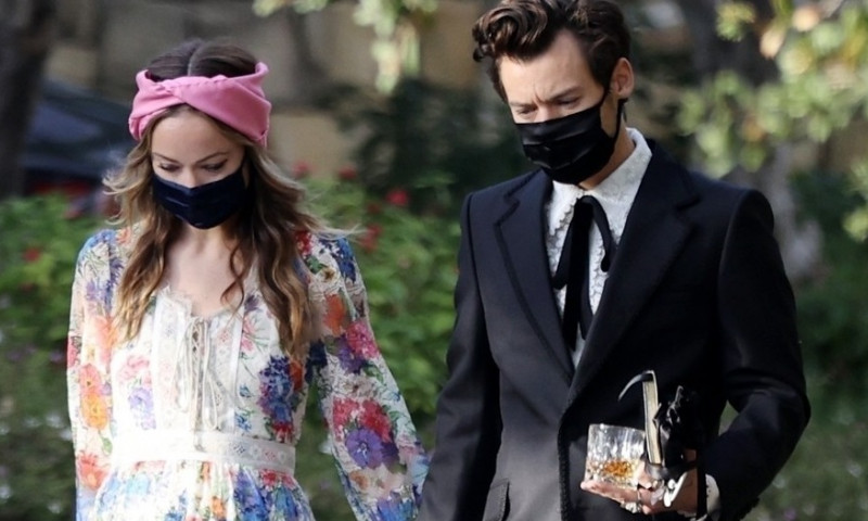 *PREMIUM-EXCLUSIVE* Harry Styles and Olivia Wilde make their romance public at his agent&apos;s wedding in Southern California **WEB EMBARGO UNTIL 1:30 PM EST on January 6, 2021**