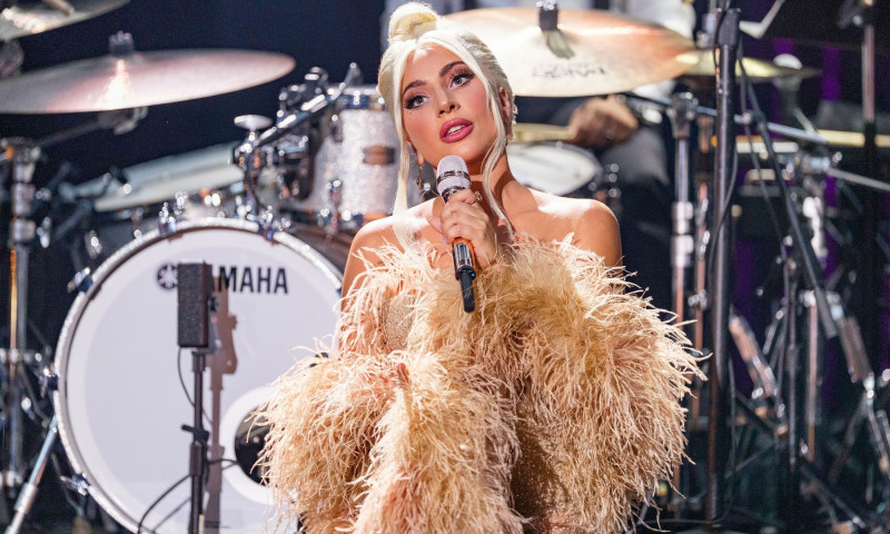 Lady Gaga a dezvăluit cine îi creează rochiile