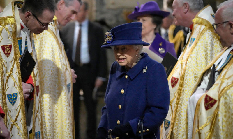 Regina Elisabeta a II-a, surprinsă în timp ce mergea folosind un baston