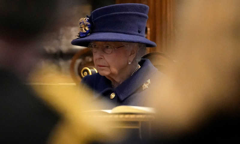 Regina Elisabeta a II-a, surprinsă în timp ce mergea folosind un baston