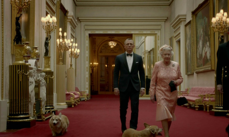 Regina Elisabeta a II-a și Daniel Craig