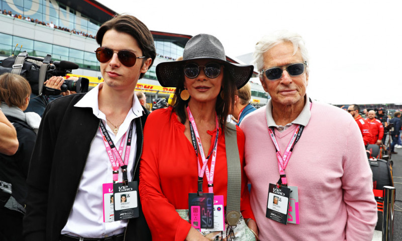 Catherine Zeta-Jones, alături de Michael Douglas și de fiul lor, Dylan