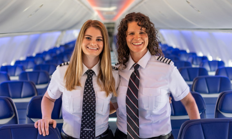 O mamă și fiica ei au făcut înconjurul lumii după ce au pilotat împreună un avion.