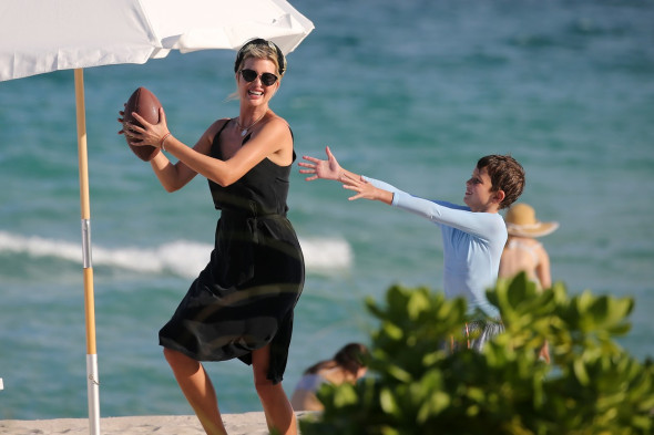Ivanka Trump reușește să arate elegantă în timp ce se joacă cu mingea/ Profimedia