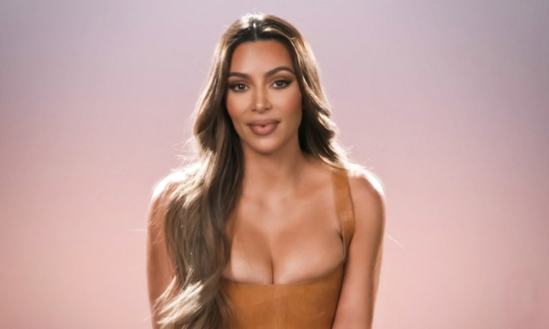Kim Kardashian și-a etalat formele care au făcut-o celebră, în costum de baie. Cum au pozat-o fotoreporterii pe plajă