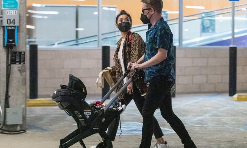 Exclusive - No Longer Home Alone! Macaulay Culkin is a doting dad as he steps out with his newborn son Dakota for the first time while shopping at Whole Foods with Brenda Song, Los Angeles, California, USA - 17 Oct 2021