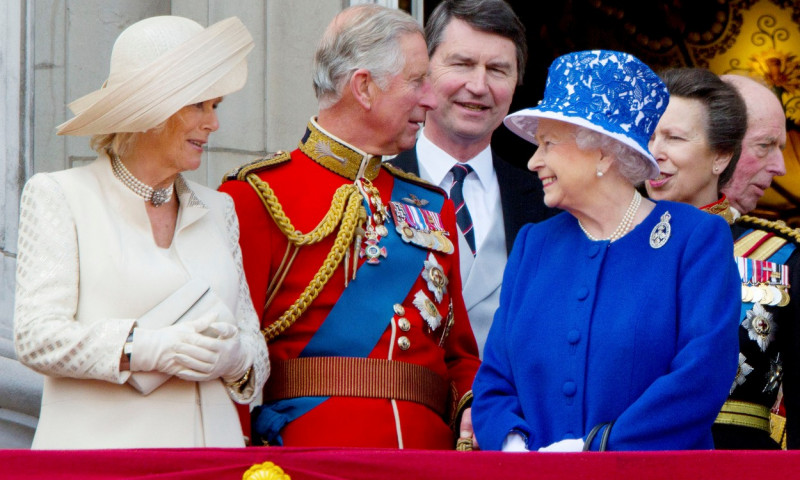 Prințul Charles și Camilla Parker Bowles, alaturi de regina elisabeta a II-a