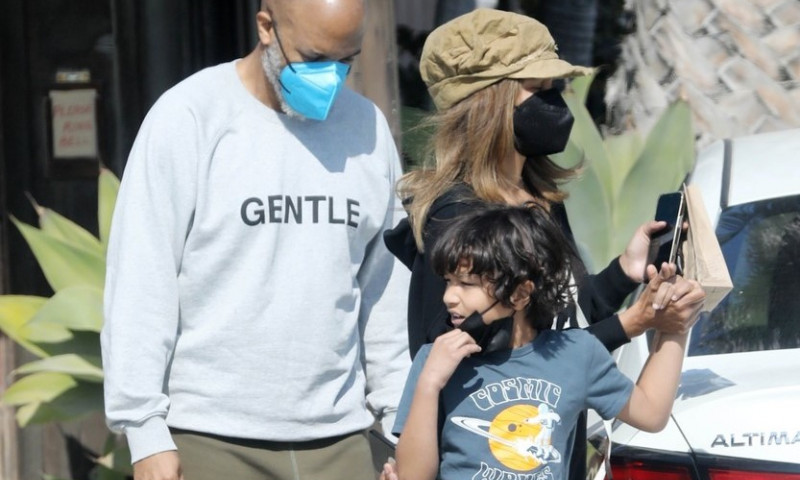 Halle Berry alături de fiul său Maceo Martinez și de iubitul Van Hunt/ Profimedia