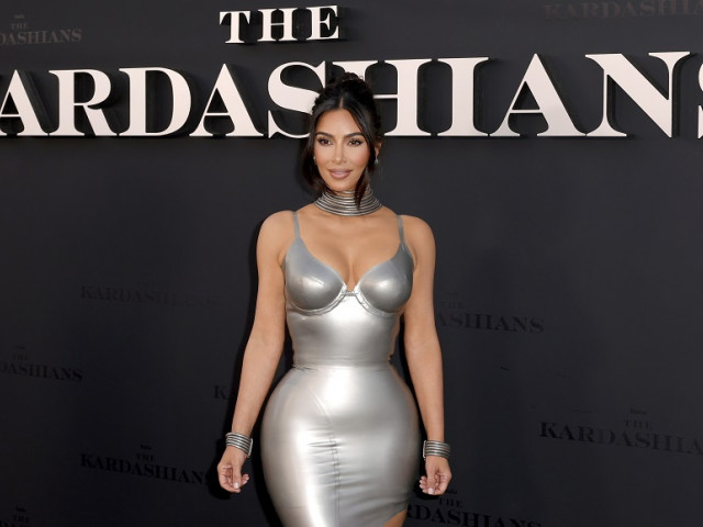 Kim Kardashian Când Nu și Editează Pozele în Photoshop Vedeta Fotografiată într O Rochie 4435