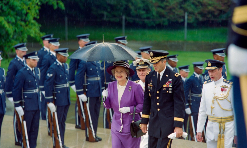 Regina Elisabeta a II-a își ținea singură umbrela/ Profimedia