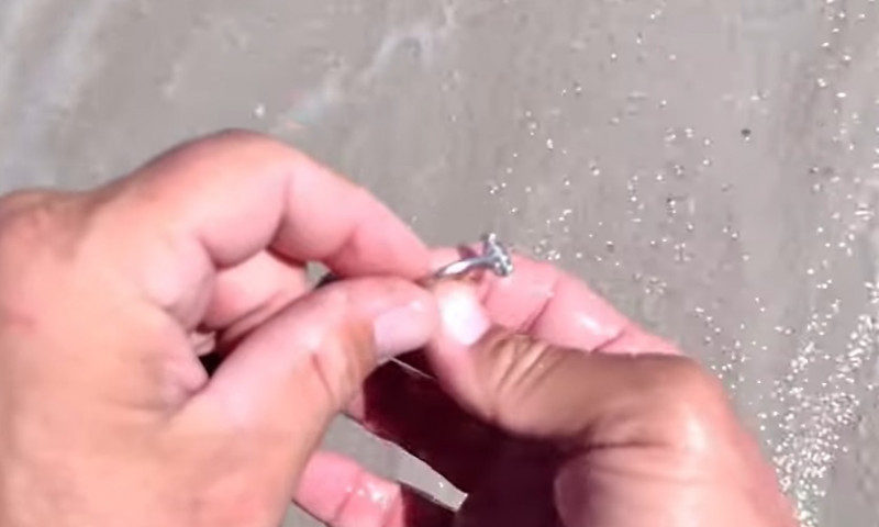 A găsit un inel cu diamant pe o plajă
