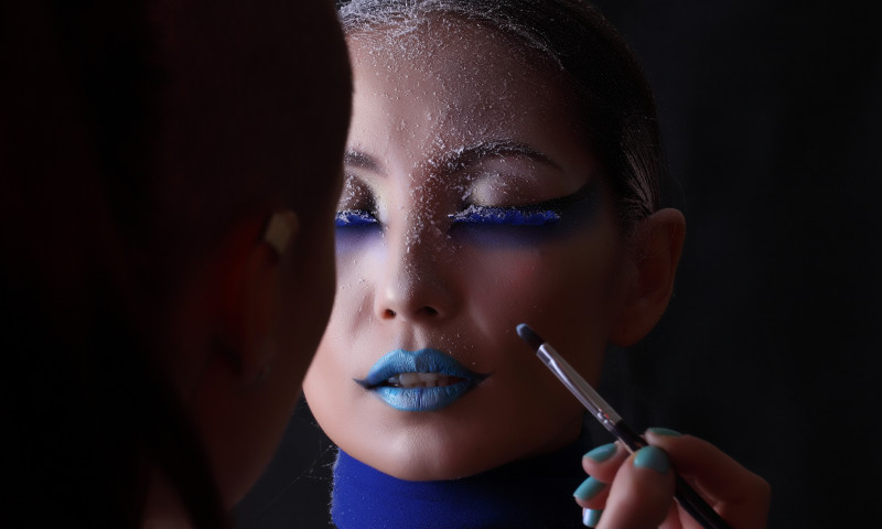 Ce schimbări trebuie să faci în rutina ta de make-up în timpul iernii/ Shutterstock