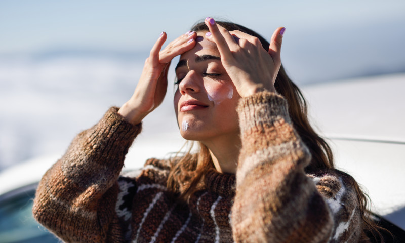 De ce ar trebui să folosești crema cu factor de protecție solară și în sezonul rece / Shutterstock