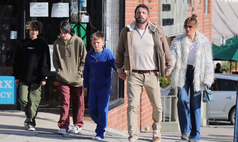 *EXCLUSIVE* Ben Affleck and Jennifer Lopez enjoy lunch with their kids in LA!