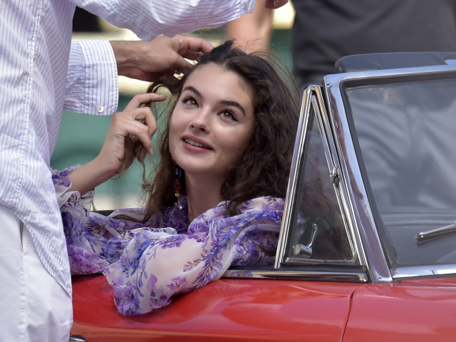 La deliziosa figlia di Monica Bellucci, in abito trasparente durante le riprese di uno spot pubblicitario.  I turisti di Roma accorrevano per fotografarla