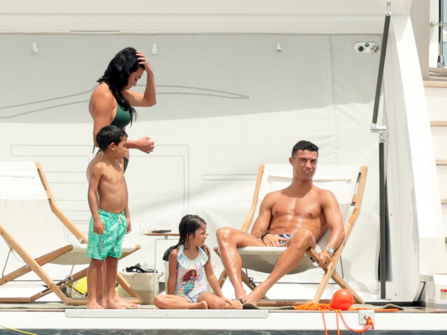 Georgina Rodriguez in minuscolo costume da bagno su uno yacht in Sardegna.  Occhi puntati sui ragazzi, Cristiano Ronaldo, relax totale