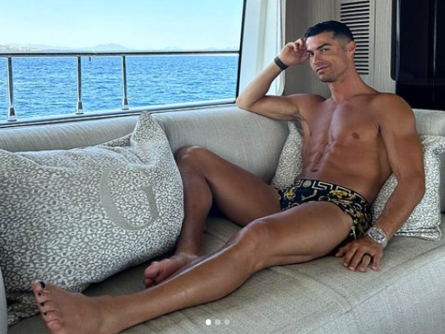 Tifosi di Cristiano Ronaldo, stupiti nel vederlo con lo smalto nero.  La spiegazione del perché l’atleta lo sta facendo