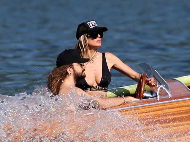 Heidi Klum, in costume da bagno, in barca con il marito.  La modella ha posato da tutte le angolazioni, ai fotografi non è mancata