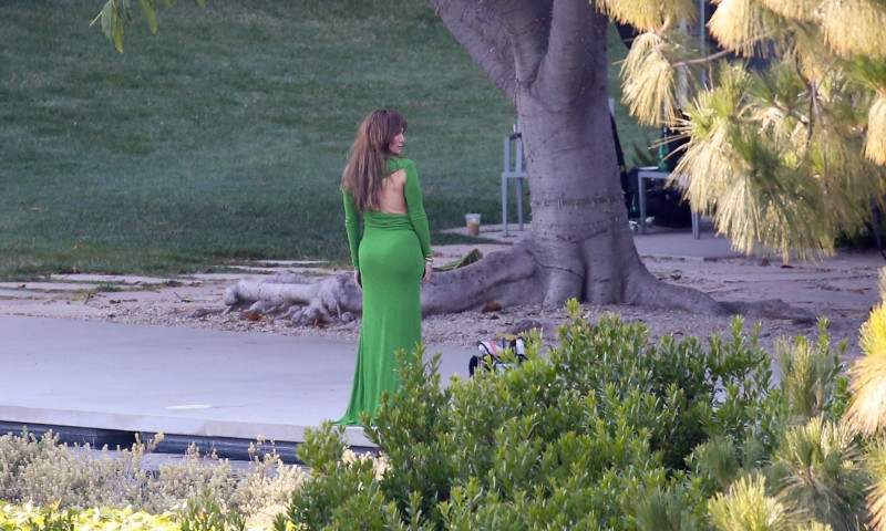 *PREMIUM-EXCLUSIVE* Jennifer Lopez turns heads during a photoshoot in Hollywood Hills