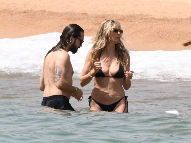 Non sembra che abbia 50 anni!  Heidi Klum ha fatto scalpore su una spiaggia in Italia apparendo in costume da bagno