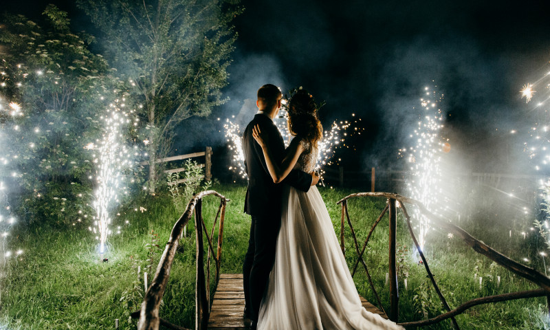 Wedding,Couple,Are,Looking,To,The,Fireworks