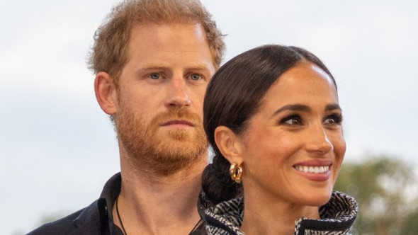 Cine este miliardarul care i-ar fi ajutat pe Harry și Meghan să se mute înapoi în Marea Britanie. Tragedia care l-a unit cu prințul