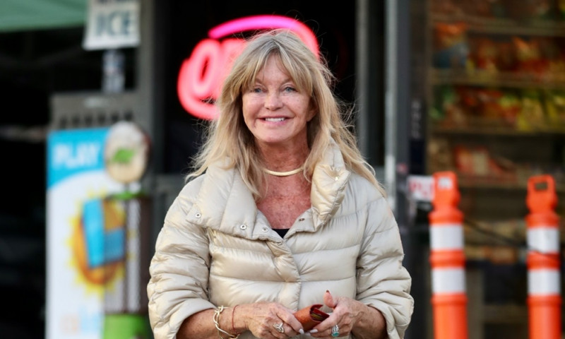 *EXCLUSIVE* Goldie Hawn makes a quick stop at a gas station in Los Angeles