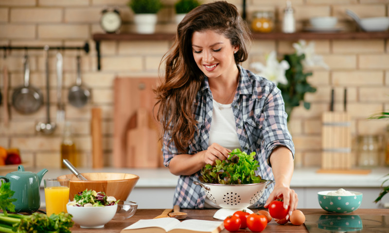 Beautiful,Young,Woman,Is,Preparing,Vegetable,Salad,In,The,Kitchen.