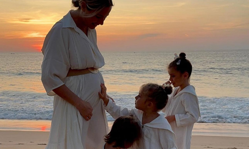 Laura Cosoi și cele trei fiice ale sale/ Foto: Instagram