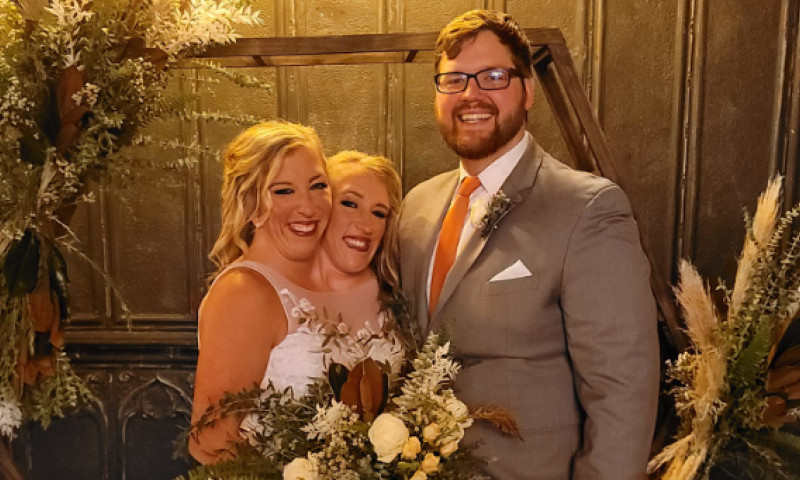 Gemenele Hensel, alături de soțul lui Abby