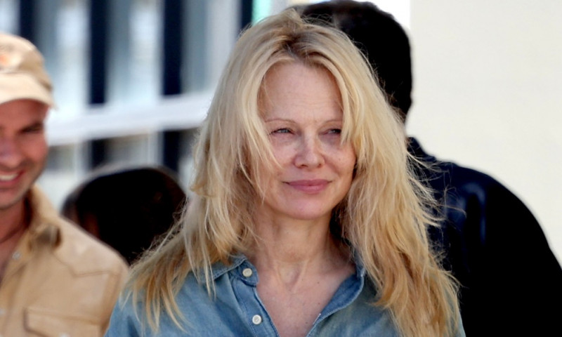EXCLUSIVE: Pamela Anderson Radiates Natural Beauty As She&apos;s Spotted Grabbing Coffee With Friends In Los Angeles, CA - 11 Mar 2024