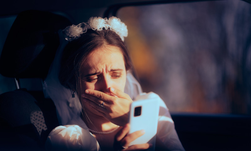 Reacția unei mirese când o prietenă de familie a venit la nunta ei cu copilul/ Shutterstock