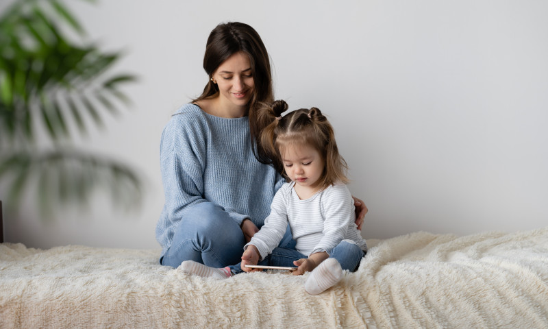 Val de reacții după ce o femeie a dezvăluit că nu i-a spălat niciodată părul fiicei sale în vârstă de doi ani/ Shutterstock