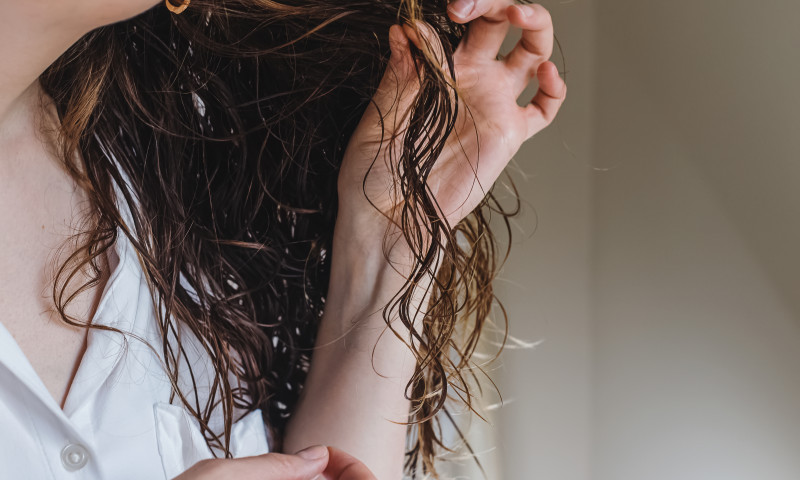 Schimbarea pe care trebuie să o faci dacă vrei să ai un păr mult mai strălucitor/ Shutterstock