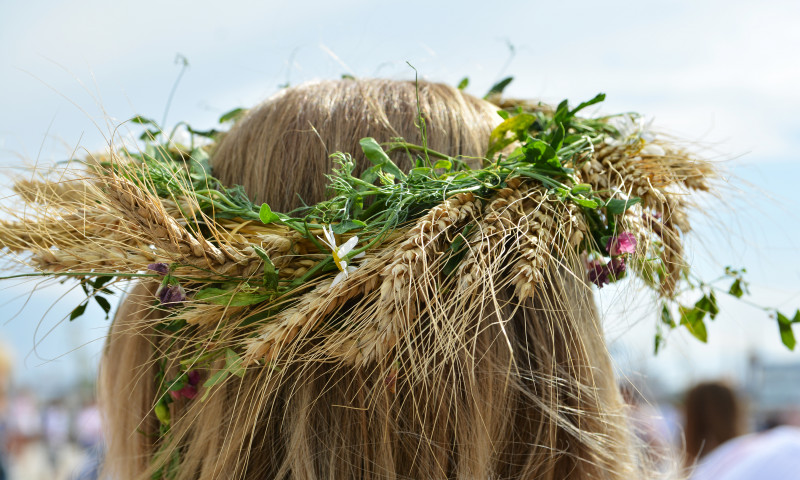 Traditional,Crown,Of,Flowers,At,International,Blouse,Day,In,Dobrogea