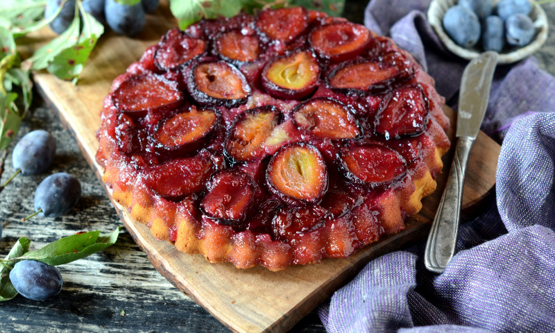 Prăjitură cu prune și caramel/ Shutterstock