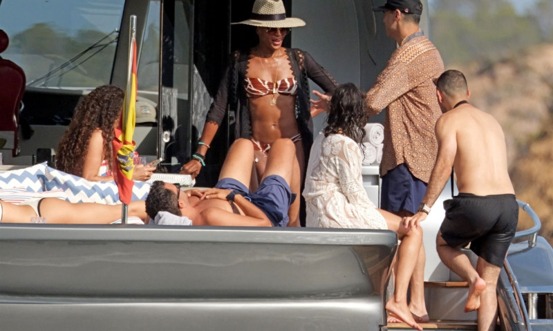*PREMIUM-EXCLUSIVE* MUST CALL FOR PRICING BEFORE USAGE - Topping up their tans by showing off their sultry figures, It&apos;s fun in the sun for Naomi Campbell, Michelle Rodriguez, Eisa Gonzalez and Afef Jnifen out on holiday in Ibiza.*PICTURES TAKEN ON 09/